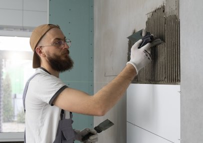 tiler-working-renovation-apartment (1)