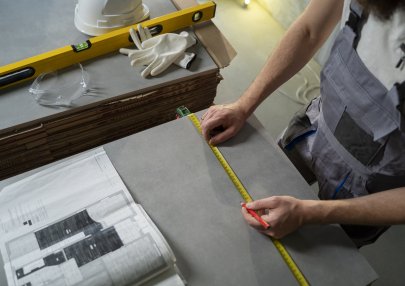 tiler-working-renovation-apartment (2)