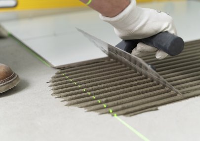 tiler-working-renovation-apartment (3)