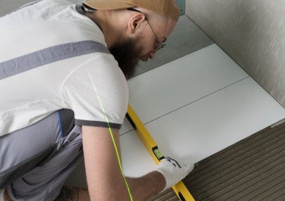 tiler-working-renovation-apartment (4)