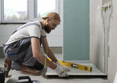 tiler-working-renovation-apartment (5)