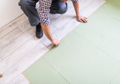 worker-processing-floor-with-bright-laminated-flooring-boards