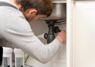 service-maintenance-worker-repairing_23-2149176720